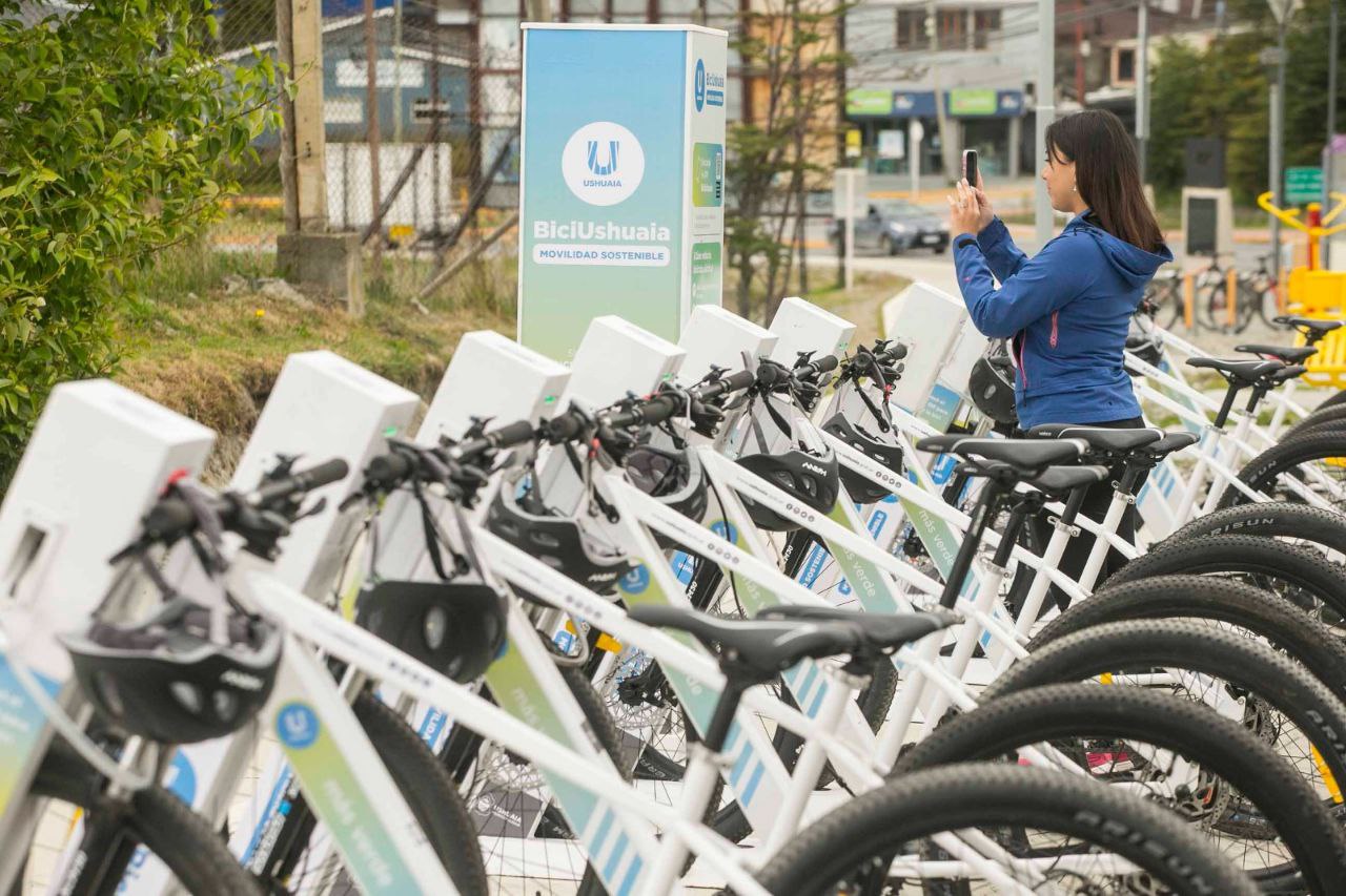 La Municipalidad de Ushuaia puso en marcha este sábado las tres primeras estaciones de bicicletas electricas