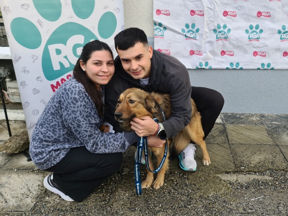 En una jornada mascotera, una joven pareja adoptó a Cora