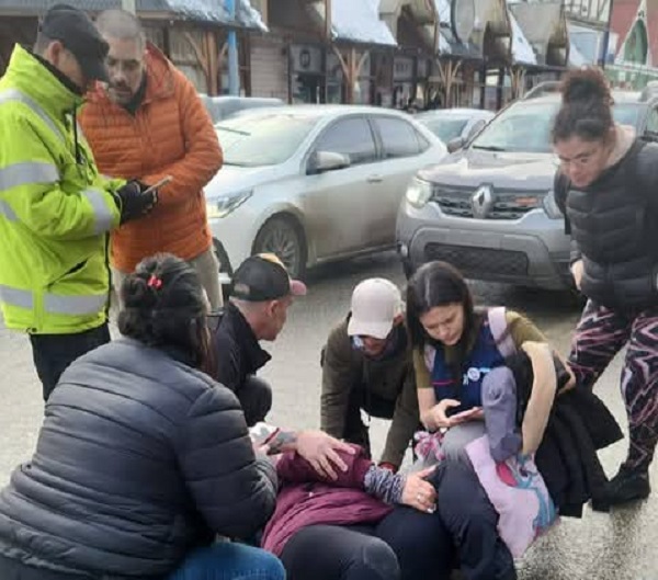 Una menor conducía un auto y atropelló a una mujer