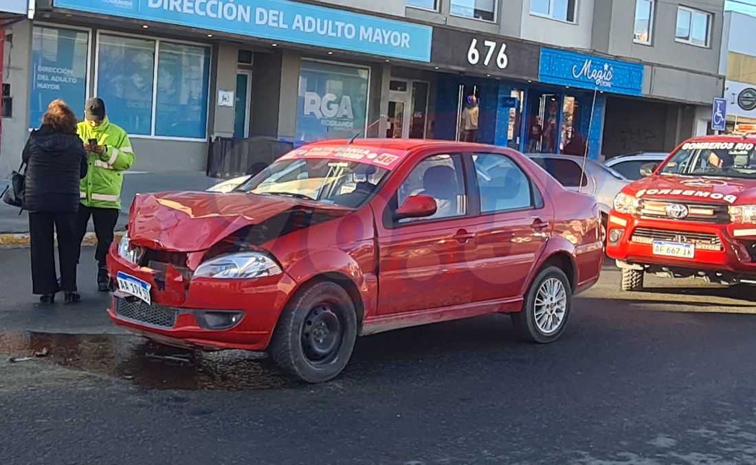 Dos autos chocaron sobre la avenida San Martín: Un herido