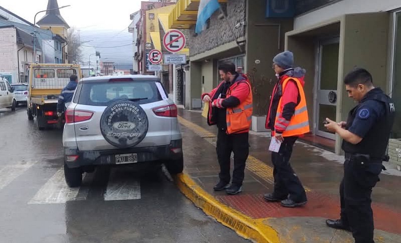 Una mujer ingresó al Banco Nación y amenazó con un caño a un empleado