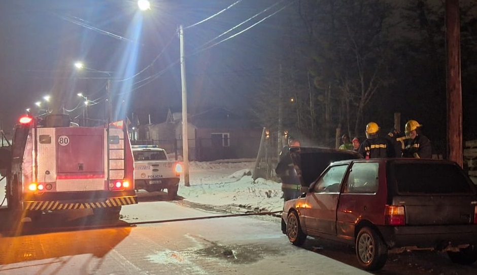 El fuego se apoderó de un automóvil en Tolhuin
