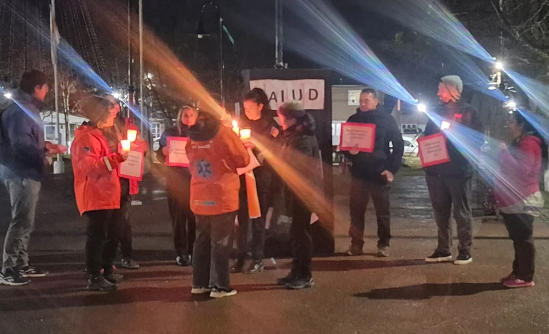 Médicos de Tolhuin en la plaza, en protesta por mejoras salariales