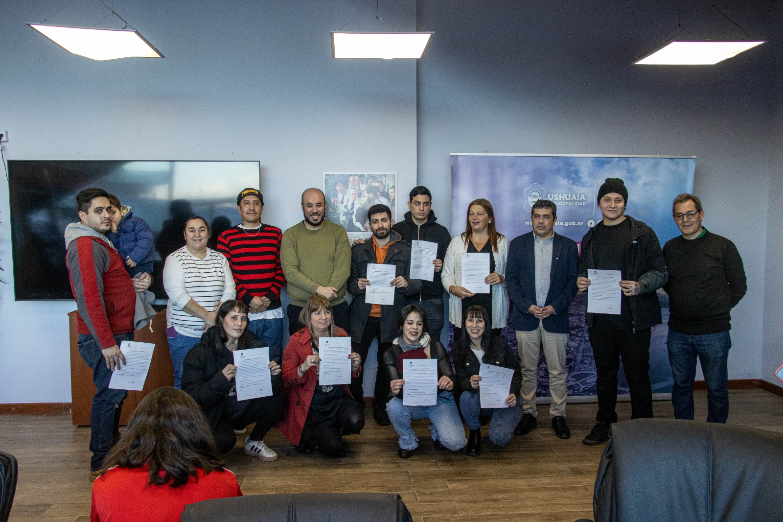 En Ushuaia entregaron diez habilitaciones comerciales a Unidades Gastronómicas móviles