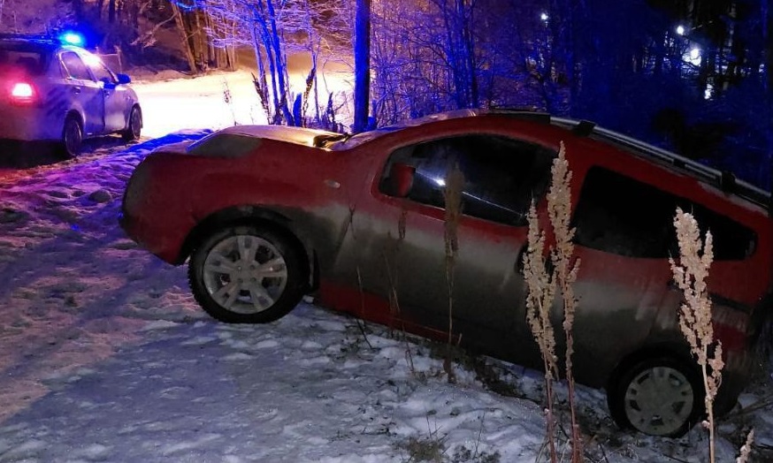 Conductora perdió el control del auto y se accidentó