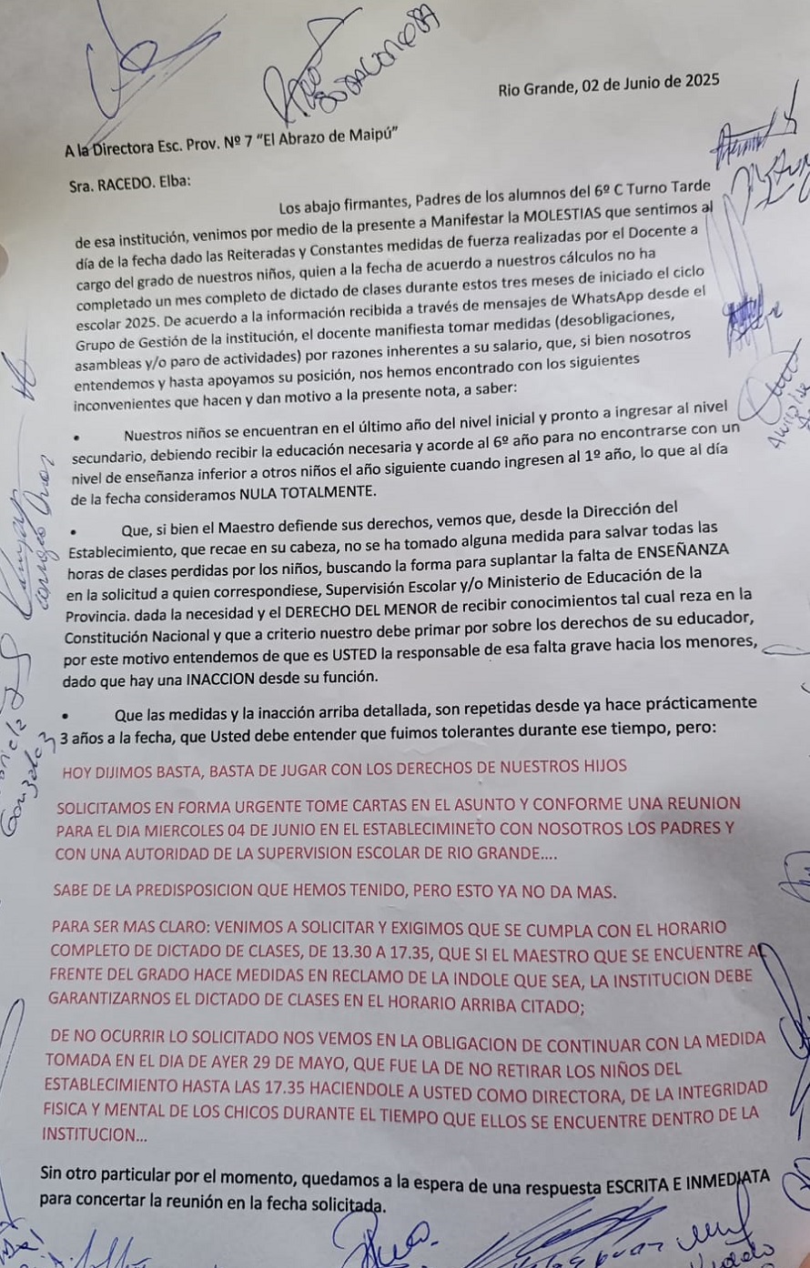 Padres de una escuela, cansados por la falta de clases, se rebelaron ante la directora