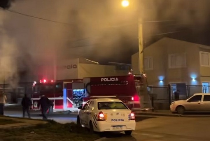 Incendio en RG: El fuego afectó la planta alta de una vivienda