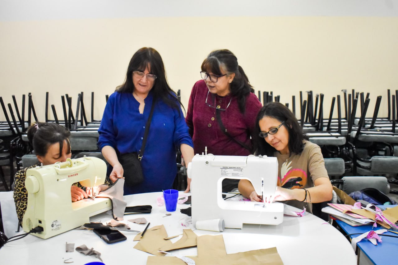 En distintos espacios comunitarios se realizó un Seminario de Costura y Lencería