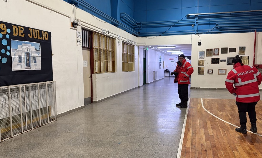 Robaron y dañaron oficinas en un colegio. Suspendieron las clases