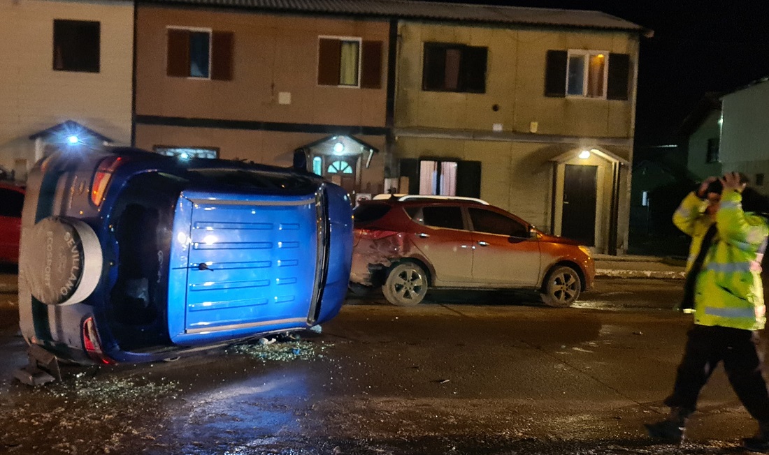 Un auto impactó contra un vehículo estacionado y volcó