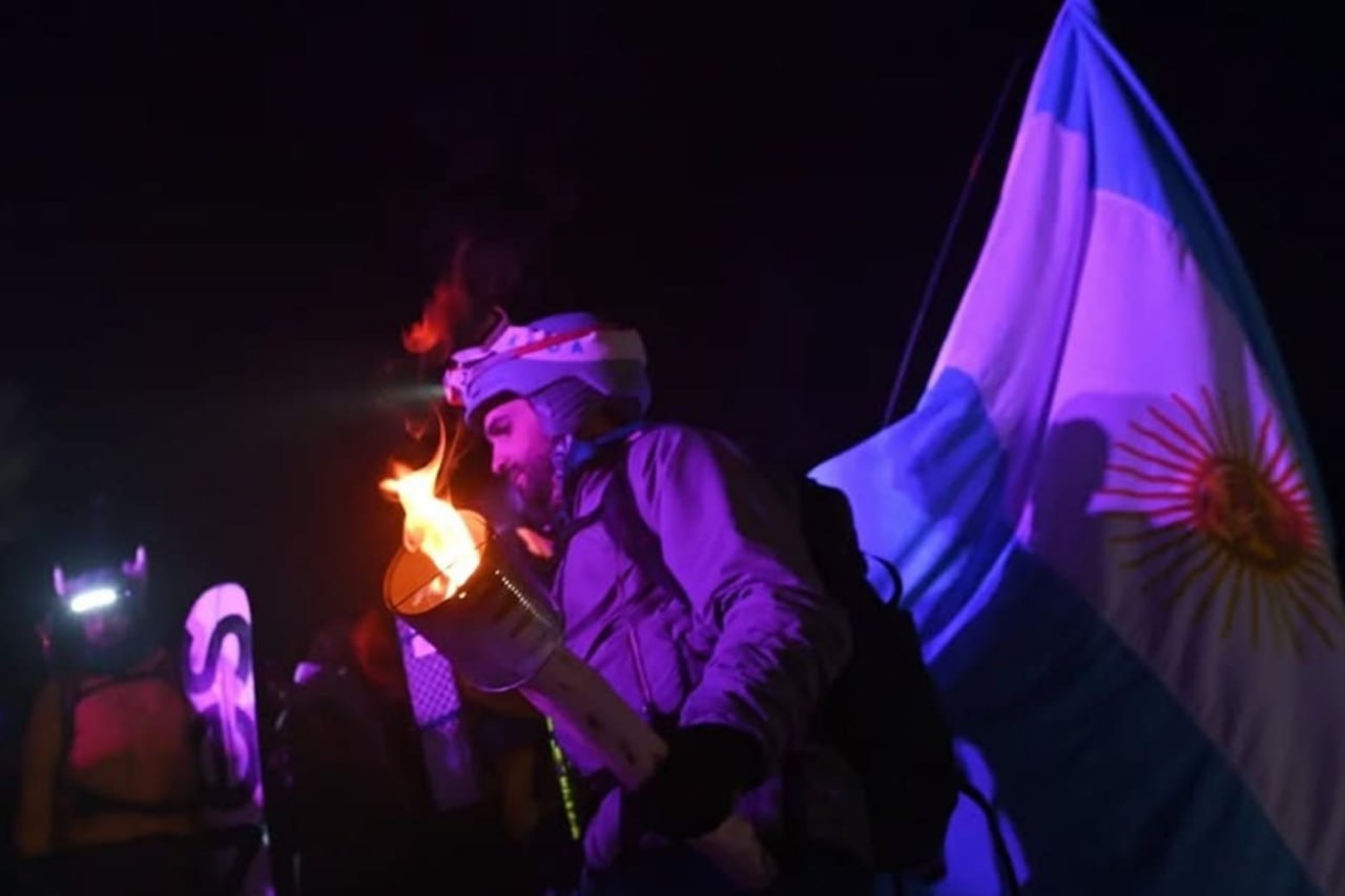 Emoción y tradición en el 30° aniversario de la Bajada con Antorchas del Glaciar Martial