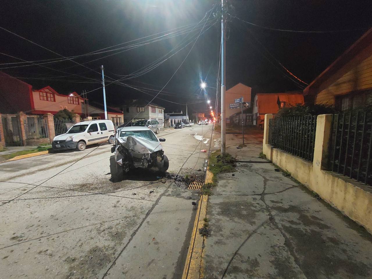 Choque contra un poste en Ushuaia: un conductor fue hospitalizado