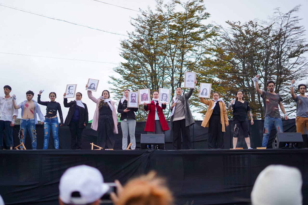 Tolhuin conmemoró el 24 de marzo con un acto central en la Plazoleta de la Memoria