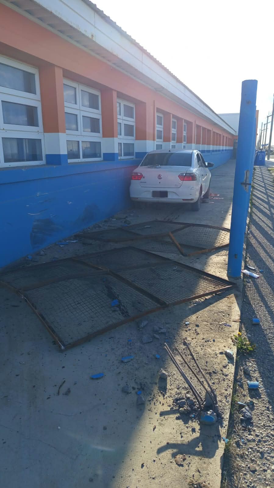 Río Grande: una adolescente de 16 años chocó contra el cerco de un colegio e ingresó con el auto al predio