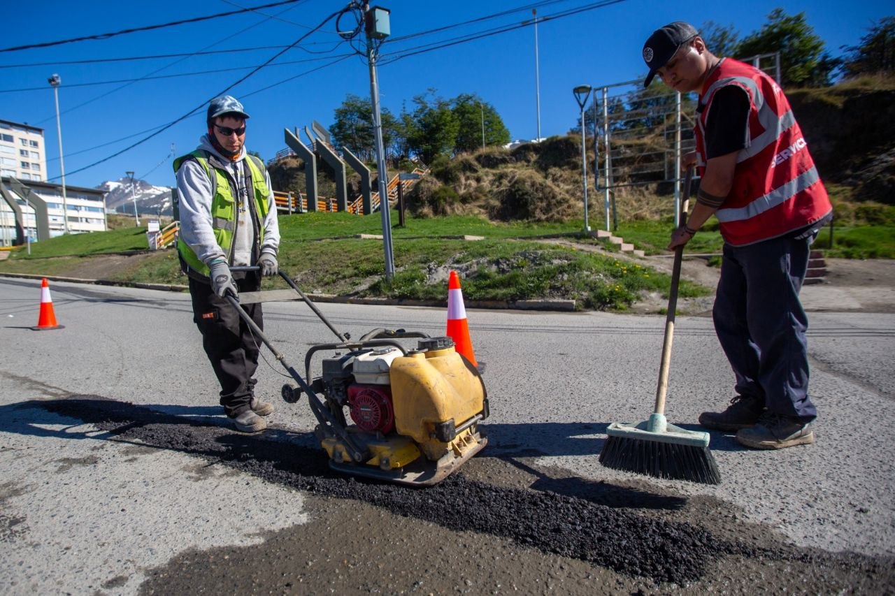 Ushuaia: realizaron trabajos de bacheo y mantenimiento en calles del centro y otros sectores de la ciudad