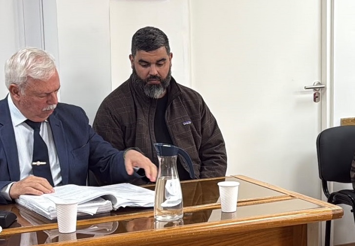 Condenaron a un hombre a 8 años de prisión por abuso sexual, y absolvieron a otro
